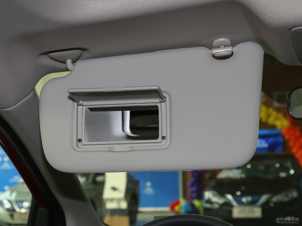 炫雅紅騏達車廂內(nèi)飾圖片