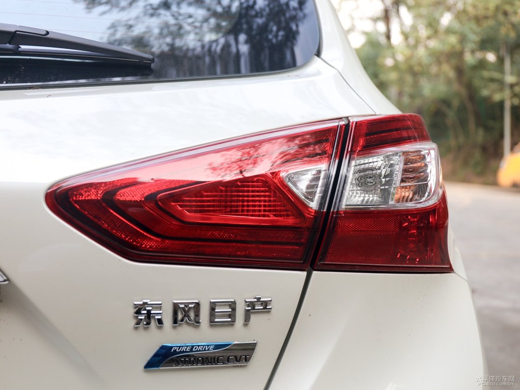 珠光白騏達(dá)車尾外觀圖片