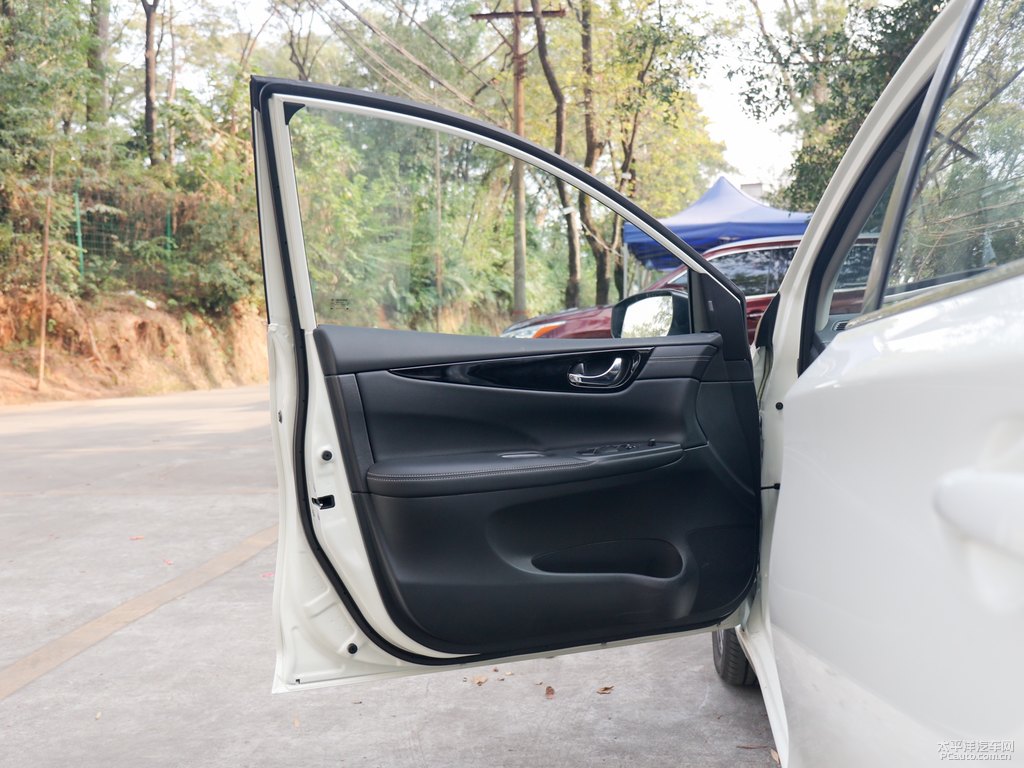 珠光白騏達車廂內(nèi)飾圖片