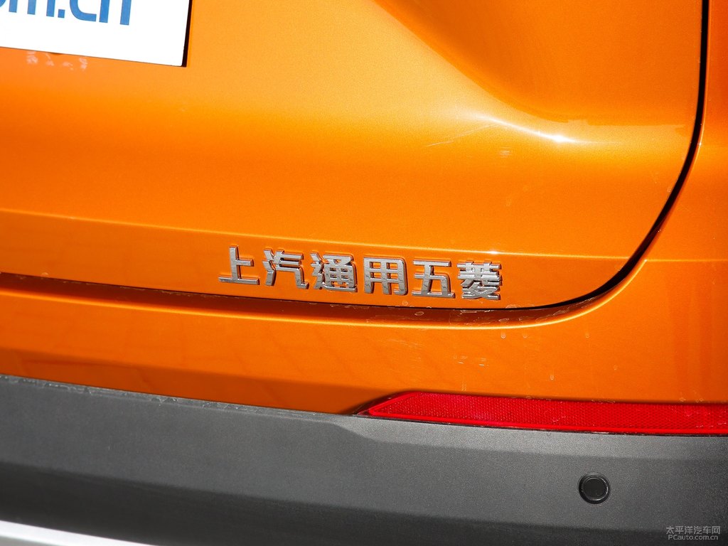 閃晶橙寶駿510車尾外觀圖片