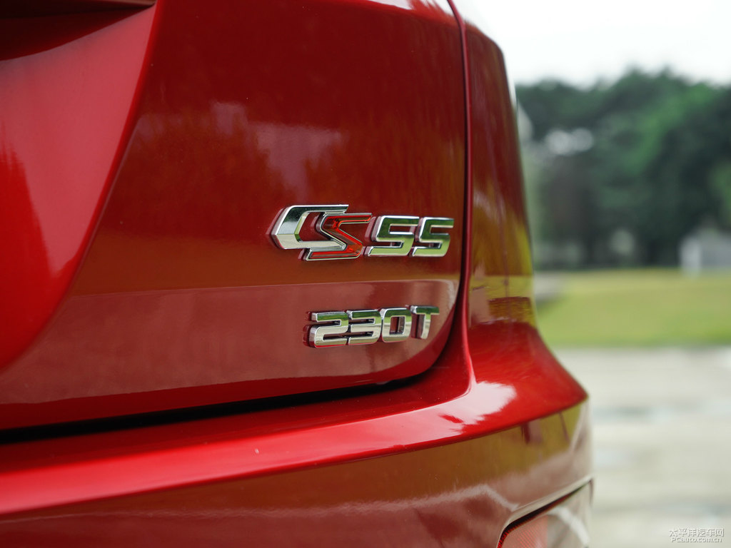 炫動(dòng)紅長(zhǎng)安CS55車(chē)尾外觀圖片