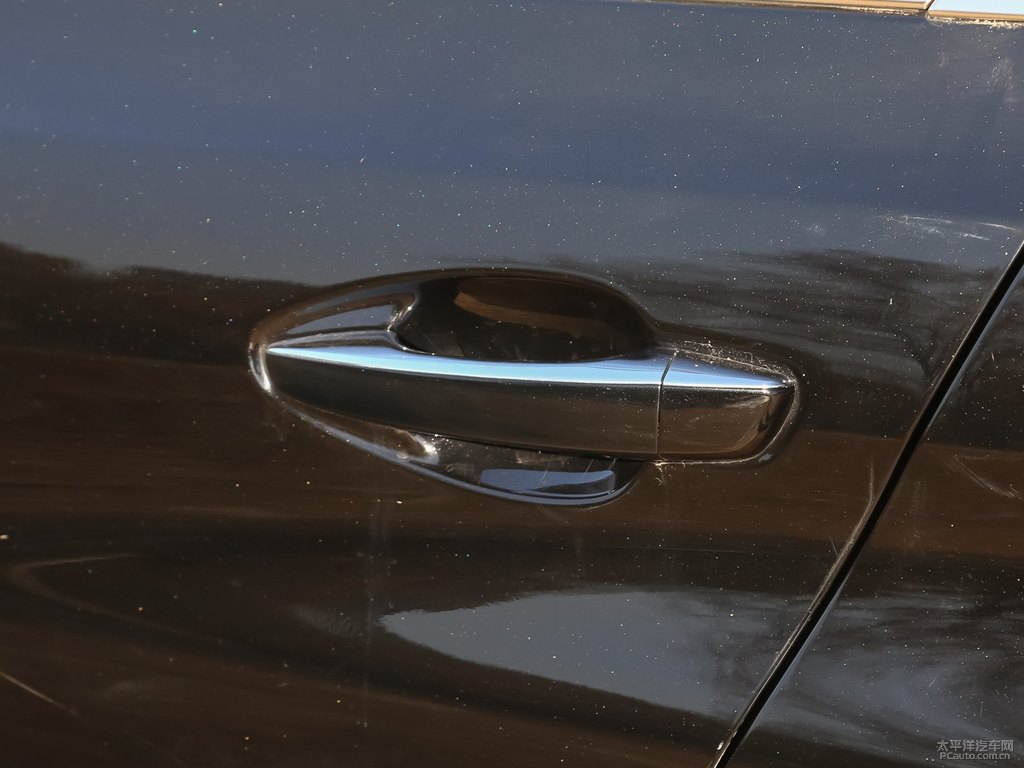 碳晶黑標(biāo)致408車身外觀圖片
