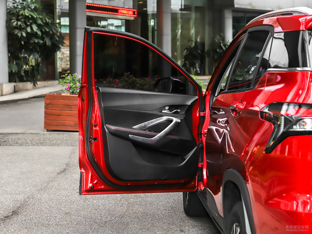 琉璃紅寶駿510車廂內(nèi)飾圖片