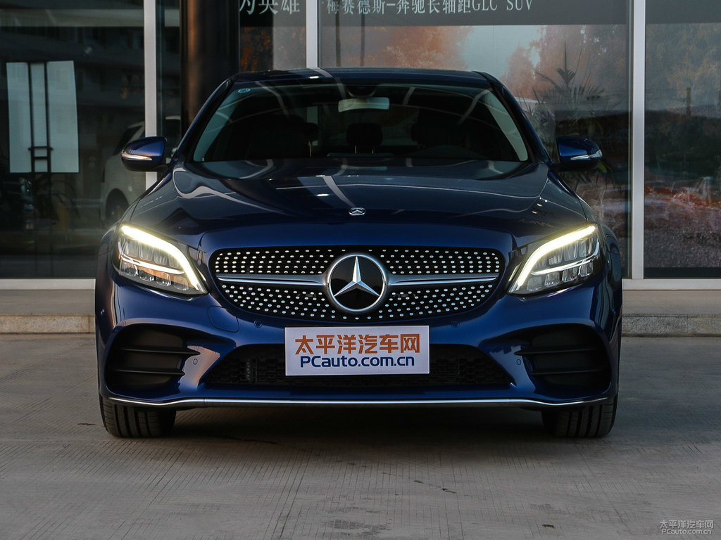 寶石藍(lán)奔馳C級車頭外觀圖片