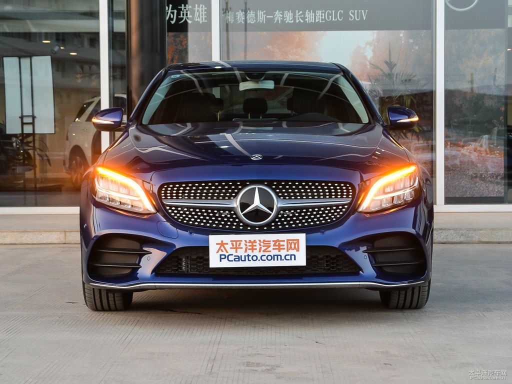 寶石藍奔馳C級車頭外觀圖片