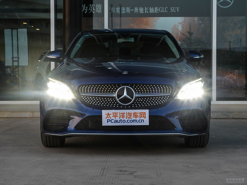 寶石藍(lán)奔馳C級車頭外觀圖片