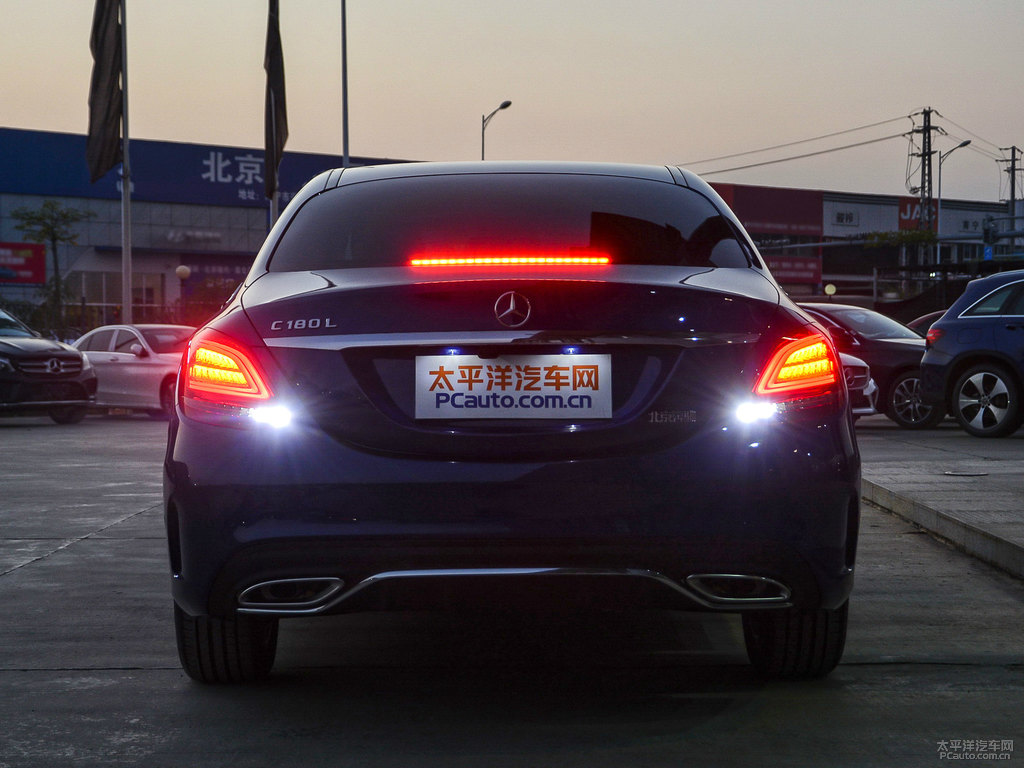 寶石藍(lán)奔馳C級車尾外觀圖片
