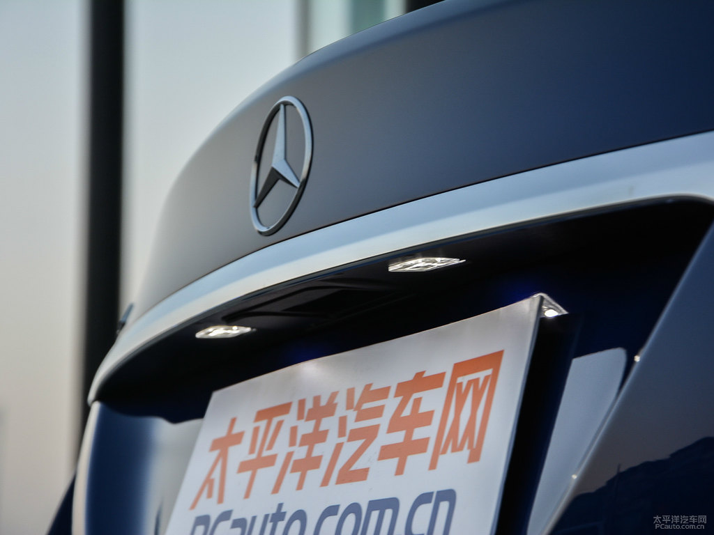 寶石藍(lán)奔馳C級(jí)車尾外觀圖片