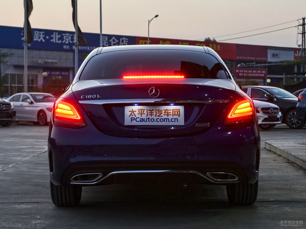 寶石藍(lán)奔馳C級(jí)車(chē)尾外觀(guān)圖片