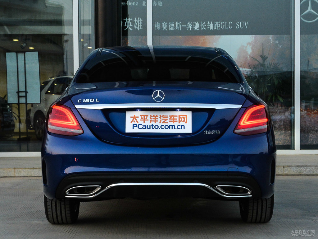 寶石藍奔馳C級車尾外觀圖片