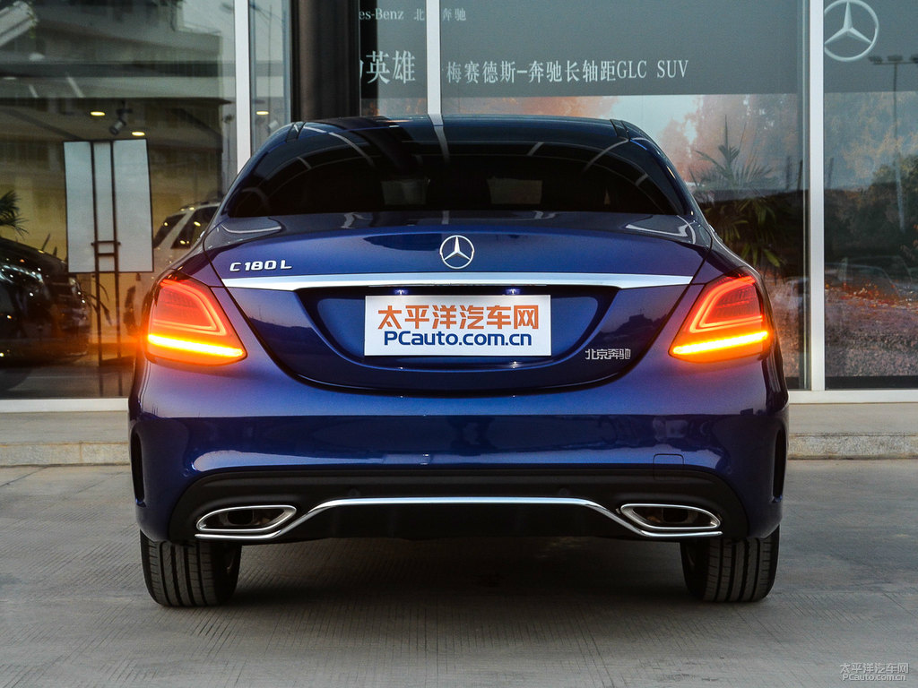 寶石藍奔馳C級車尾外觀圖片
