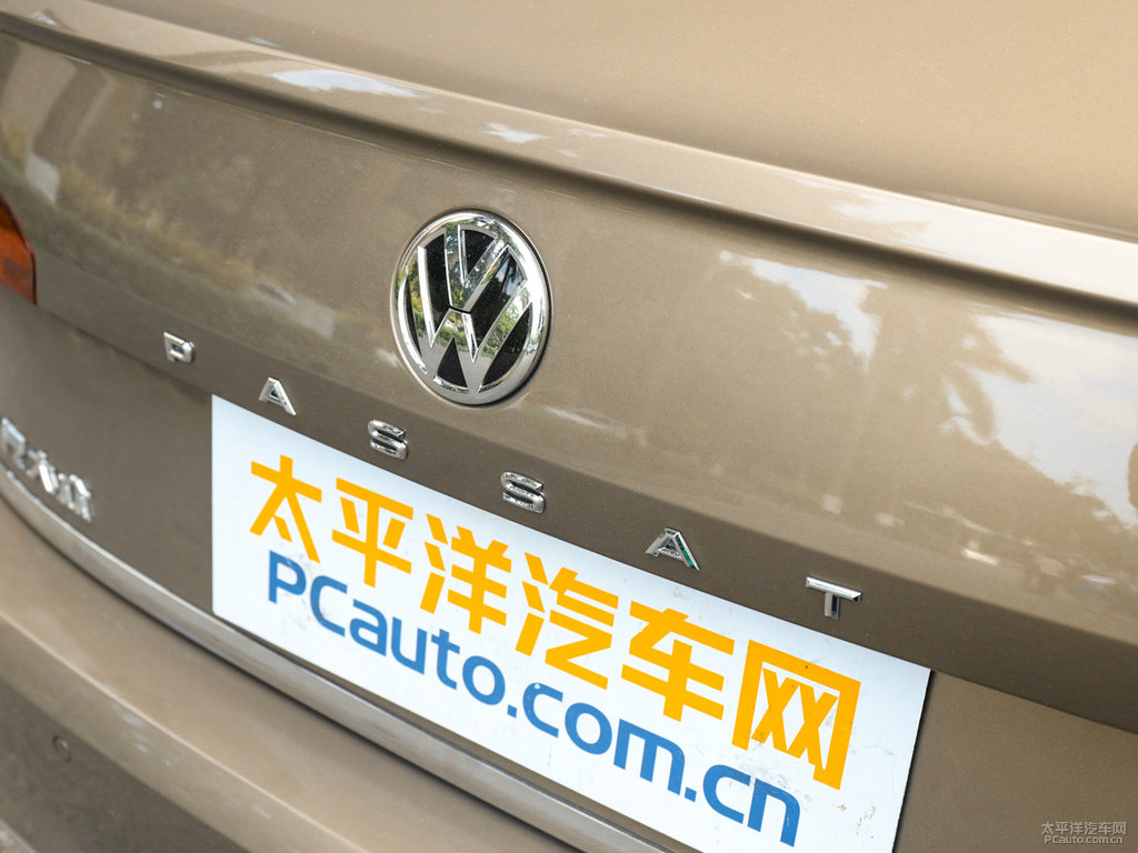 香檳金帕薩特車尾外觀圖片