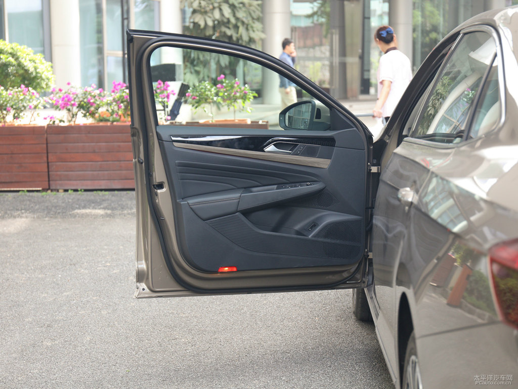 香檳金帕薩特車(chē)廂內(nèi)飾圖片