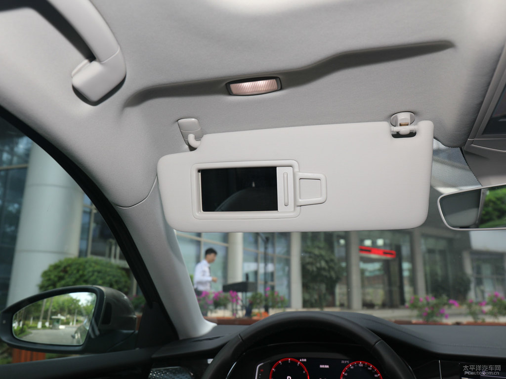 香檳金帕薩特車(chē)廂內(nèi)飾圖片