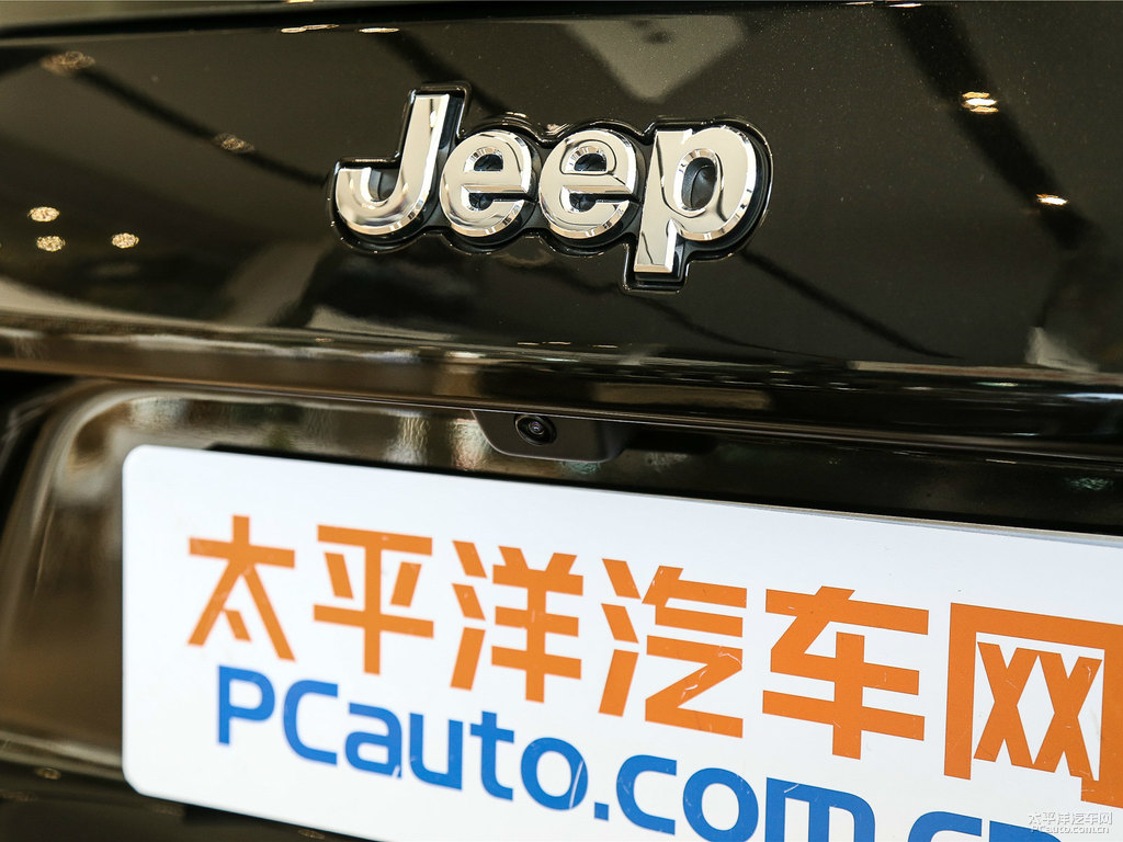 晶黑自由光車尾外觀圖片