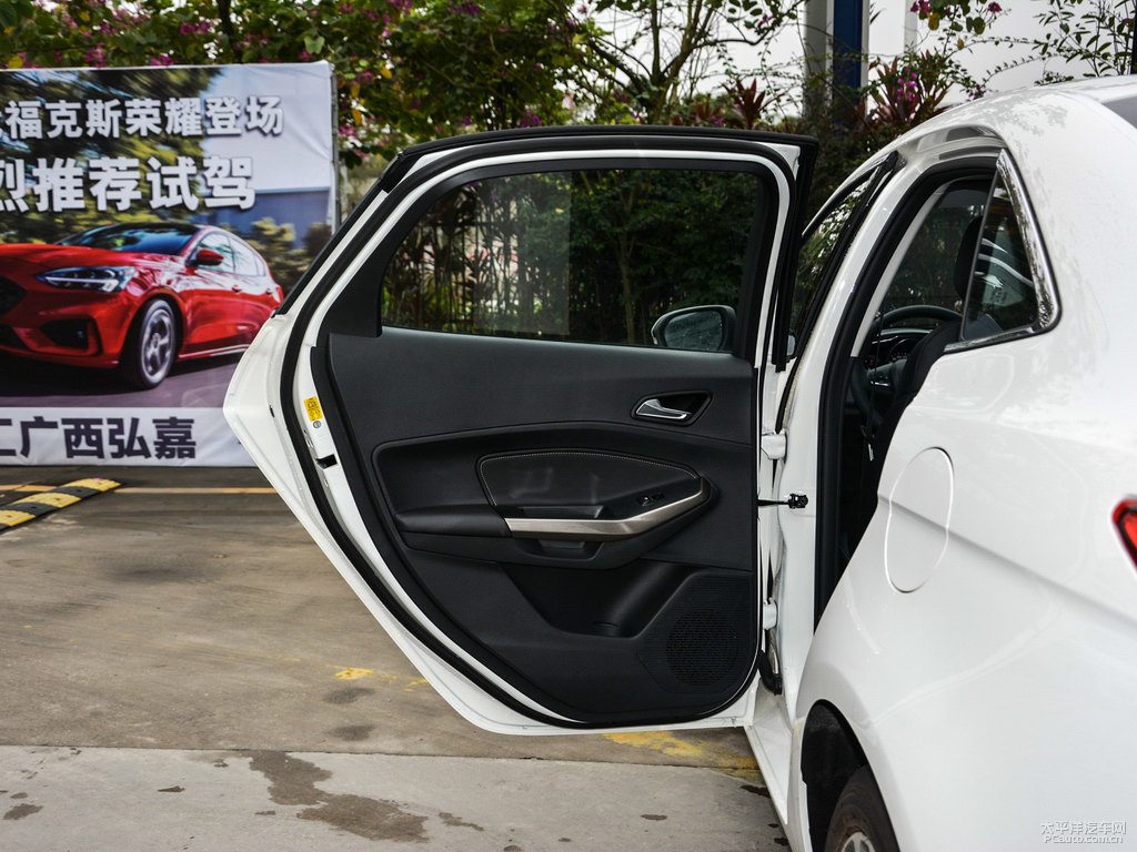皎月白福睿斯車廂內(nèi)飾圖片