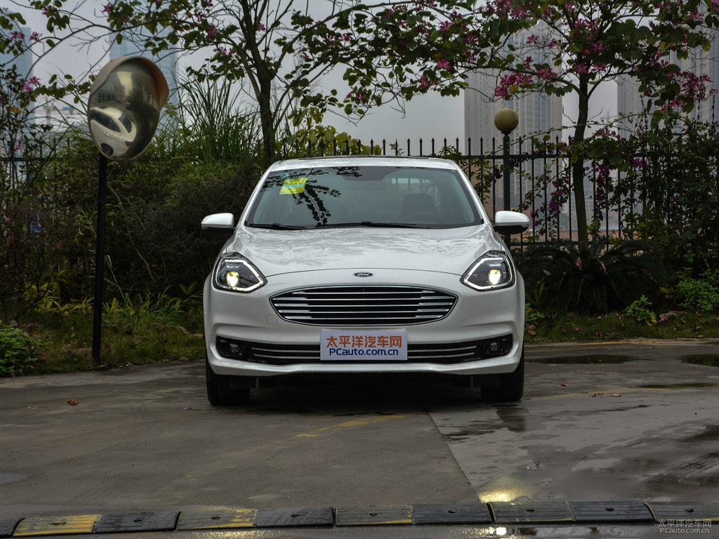 皎月白福睿斯車頭外觀圖片