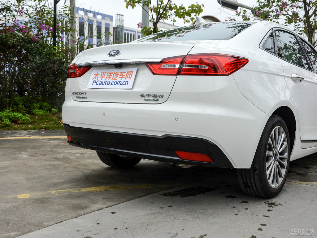 皎月白福睿斯車尾外觀圖片