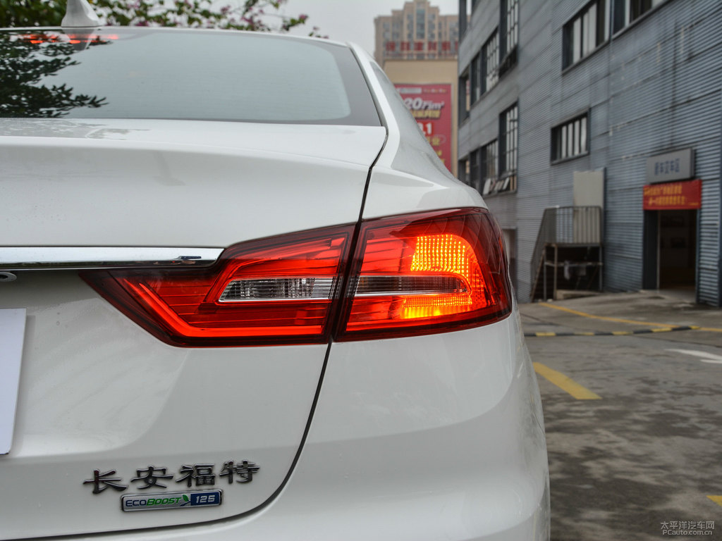 皎月白福睿斯車尾外觀圖片