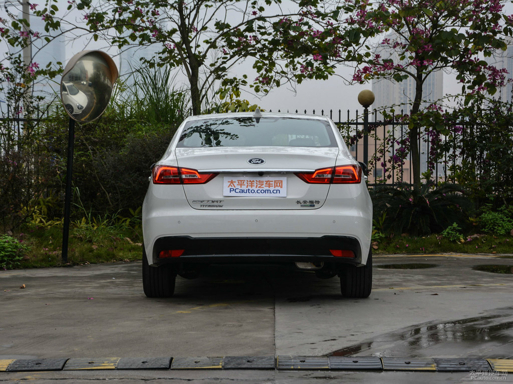 皎月白福睿斯車尾外觀圖片