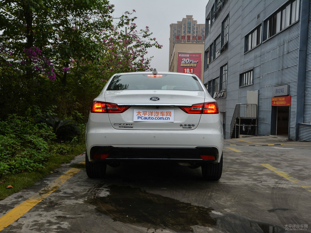 皎月白福睿斯車尾外觀圖片