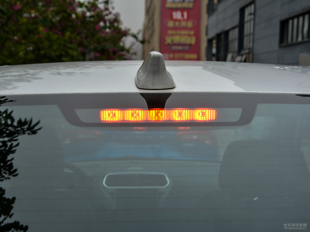 皎月白福睿斯車尾外觀圖片