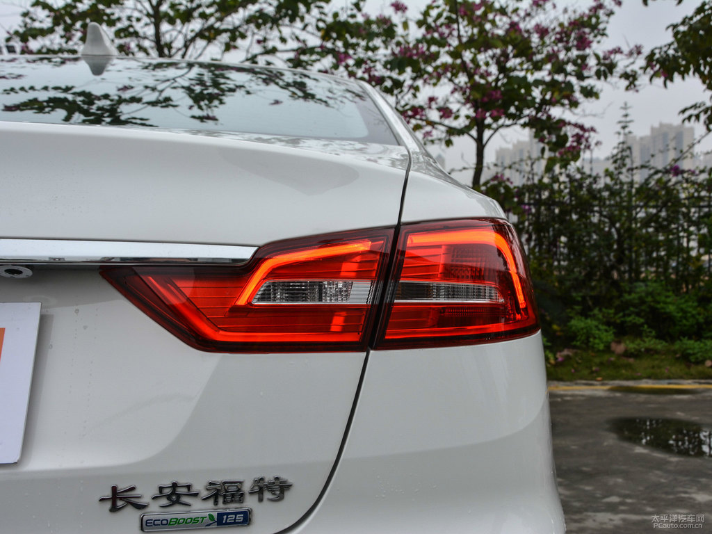 皎月白福睿斯車(chē)尾外觀圖片