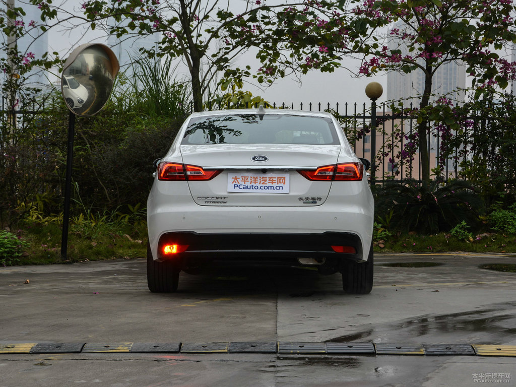 皎月白福睿斯車尾外觀圖片