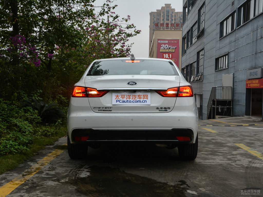 皎月白福睿斯車尾外觀圖片