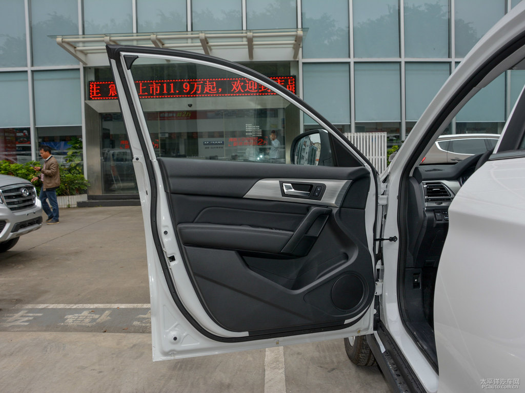 漢密爾頓白哈弗H2車廂內(nèi)飾圖片