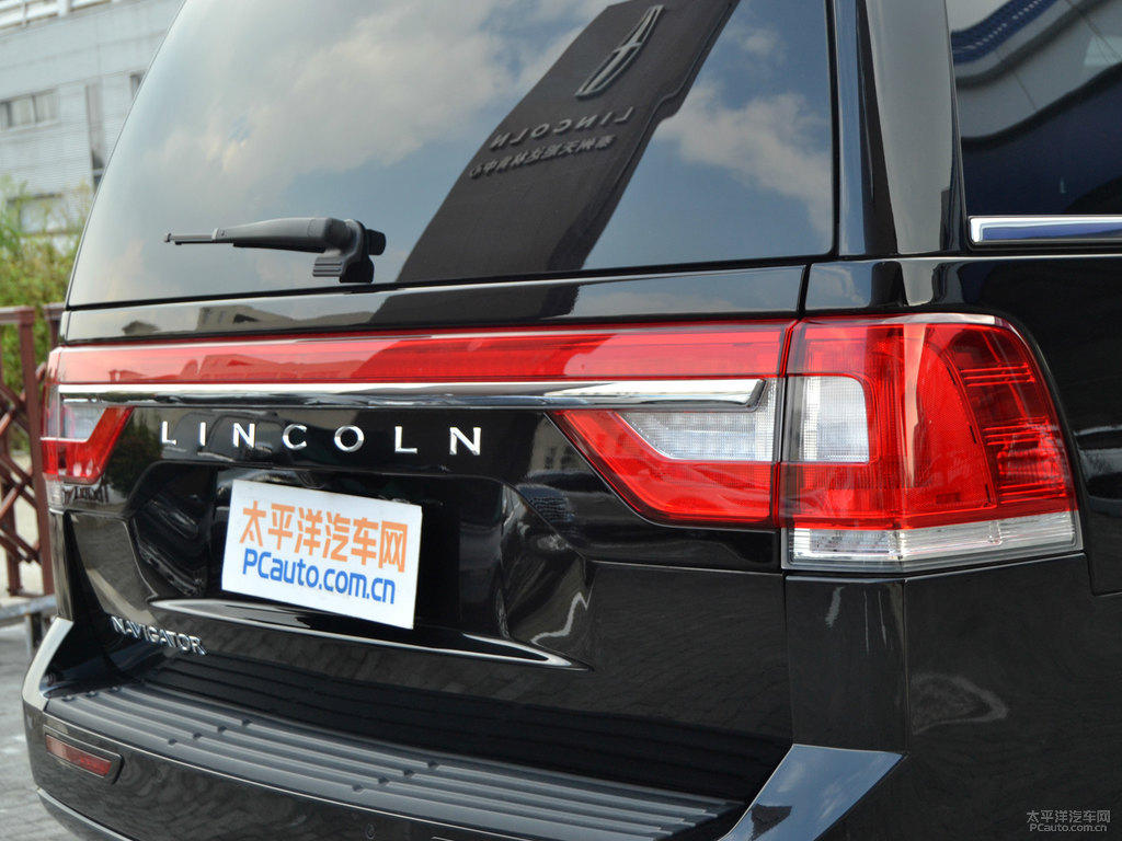 天鵝黑領(lǐng)航員車尾外觀圖片
