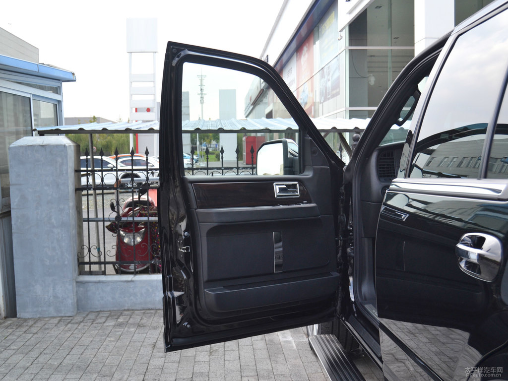 天鵝黑領(lǐng)航員車廂內(nèi)飾圖片