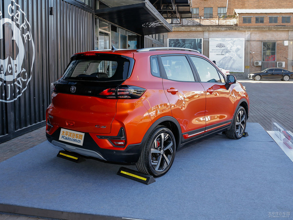 閃光炫彩橙黃長(zhǎng)安CS15整車(chē)外觀外觀圖片