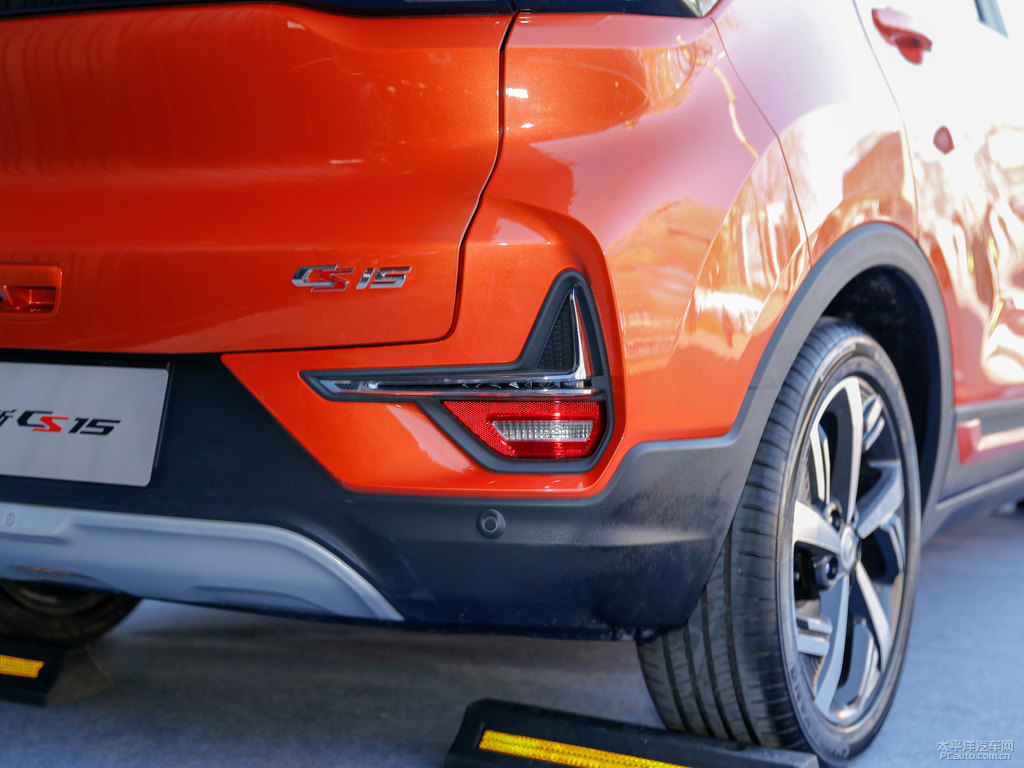 閃光炫彩橙黃長(zhǎng)安CS15車(chē)尾外觀圖片