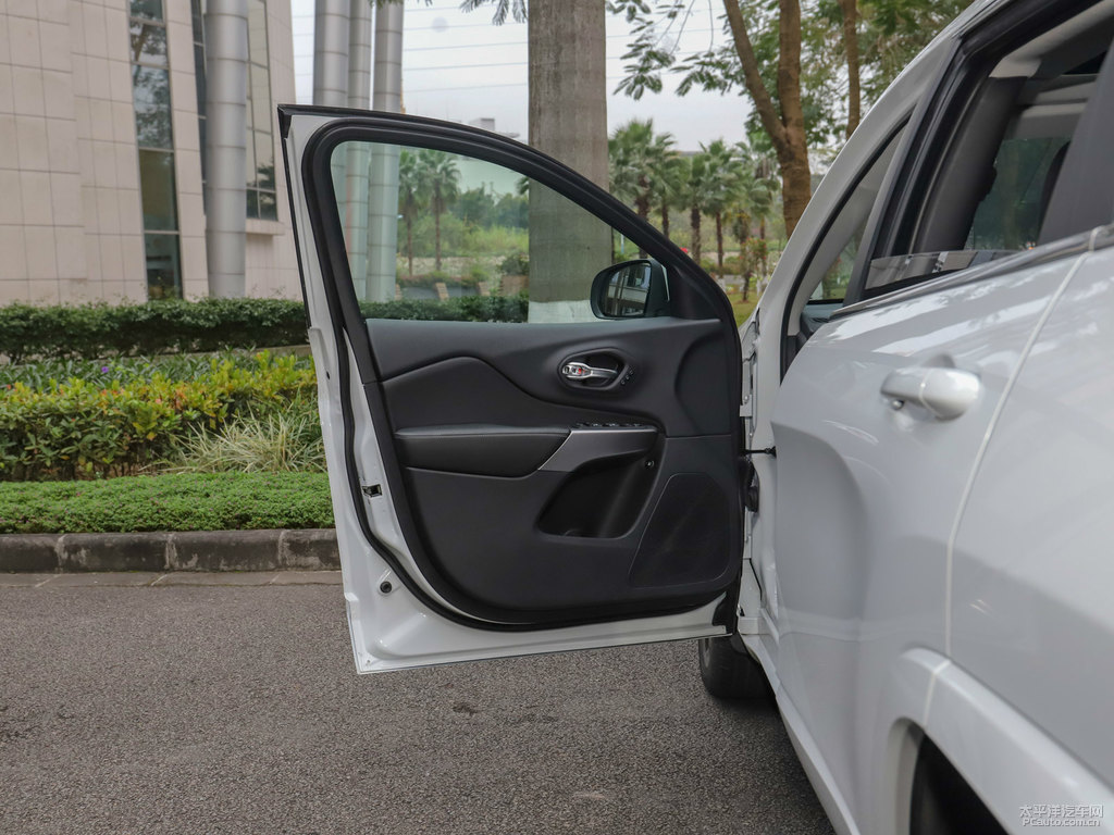 皓白自由光車廂內(nèi)飾圖片