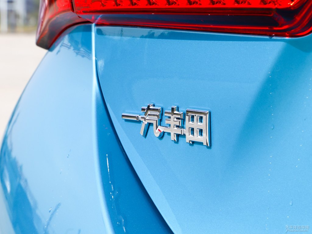 天際藍(lán)金屬色卡羅拉雙擎E+車尾外觀圖片