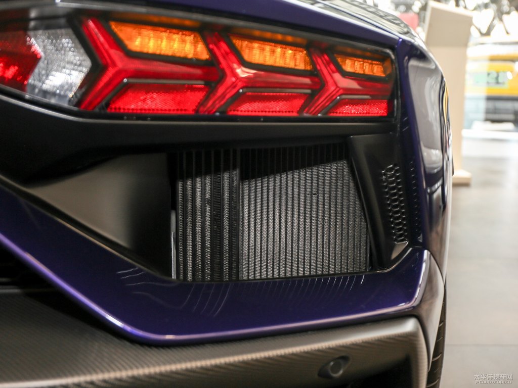 紫色Aventador車尾外觀圖片