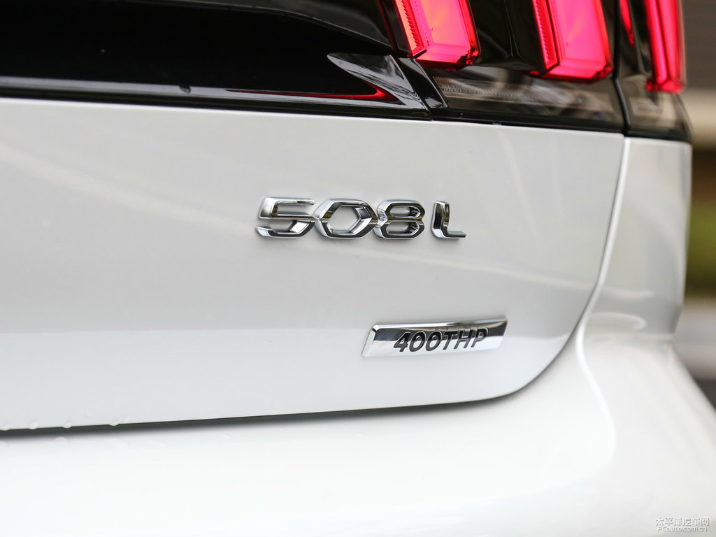 珠光白標致508車尾外觀圖片