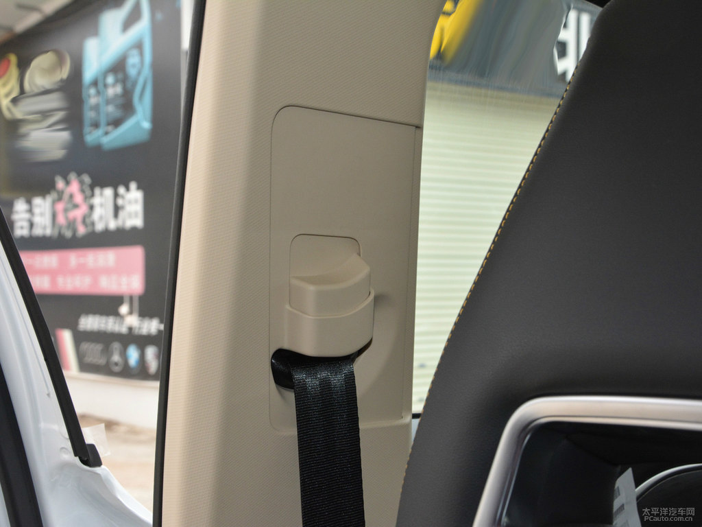 珠光白奔騰T77車廂內(nèi)飾圖片