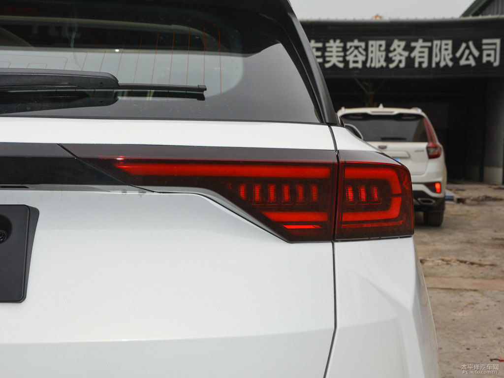 珠光白奔騰T77車尾外觀圖片