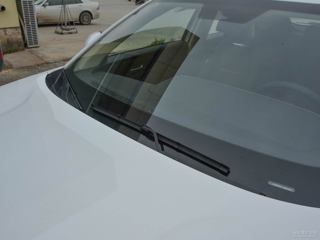 珠光白奔騰T77車身外觀圖片