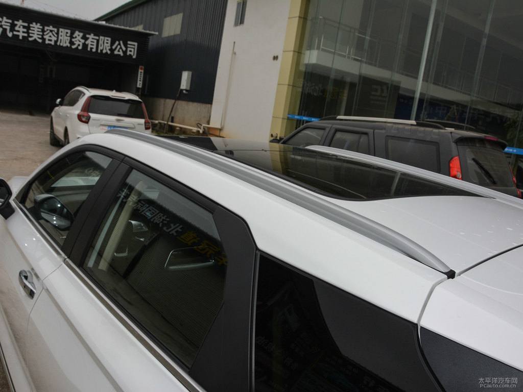 珠光白奔騰T77車身外觀圖片