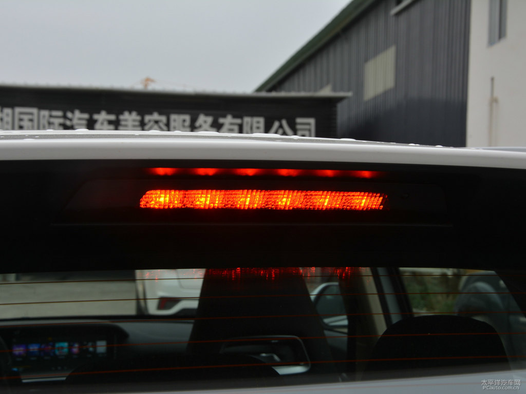 珠光白奔騰T77車尾外觀圖片