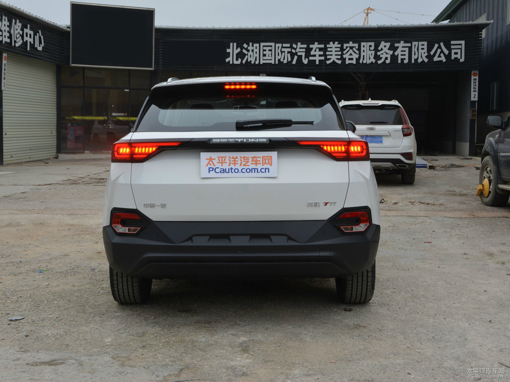 珠光白奔騰T77車尾外觀圖片