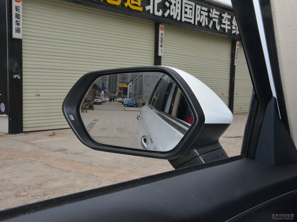 珠光白奔騰T77車身外觀圖片