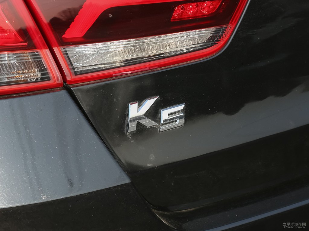 極光黑起亞K5凱酷車尾外觀圖片