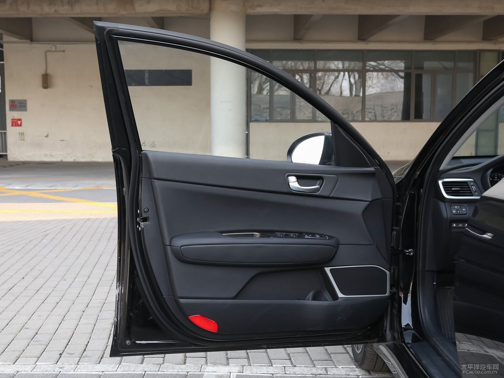 極光黑起亞K5凱酷車廂內(nèi)飾圖片