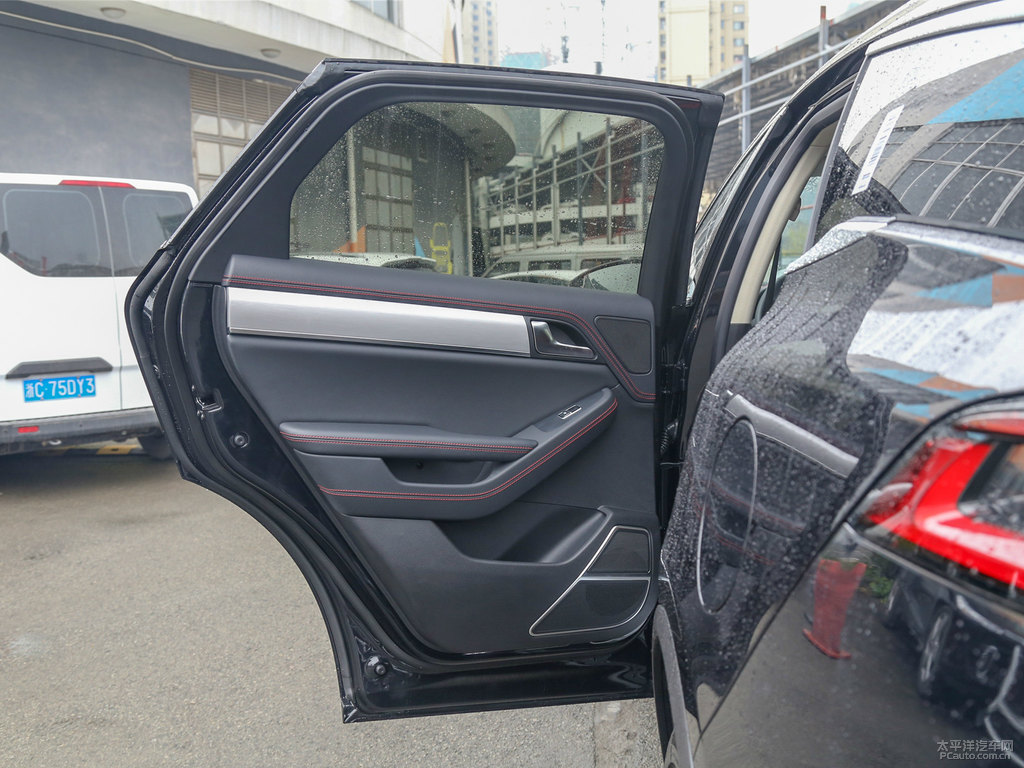 銀砂黑唐新能源車廂內(nèi)飾圖片