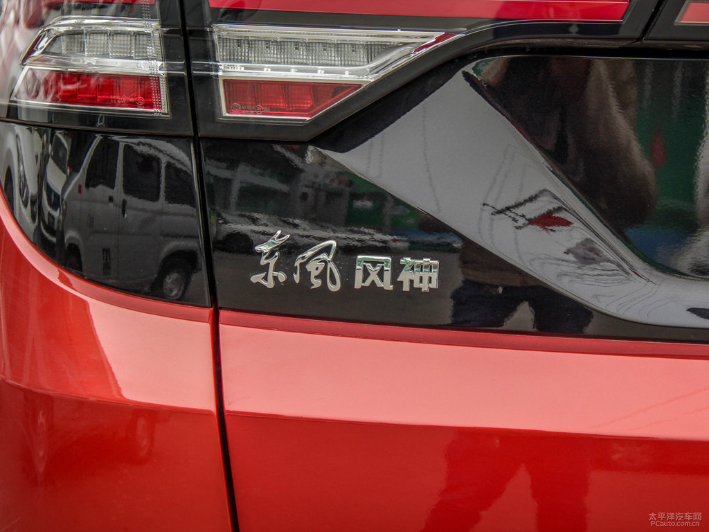 流光紅+黑頂東風(fēng)風(fēng)神AX7車尾外觀圖片