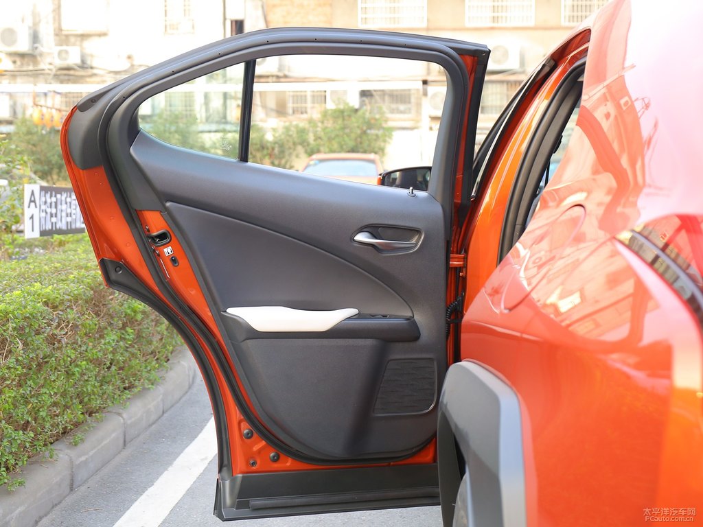 烈焰瑪瑙色雷克薩斯UX車廂內(nèi)飾圖片